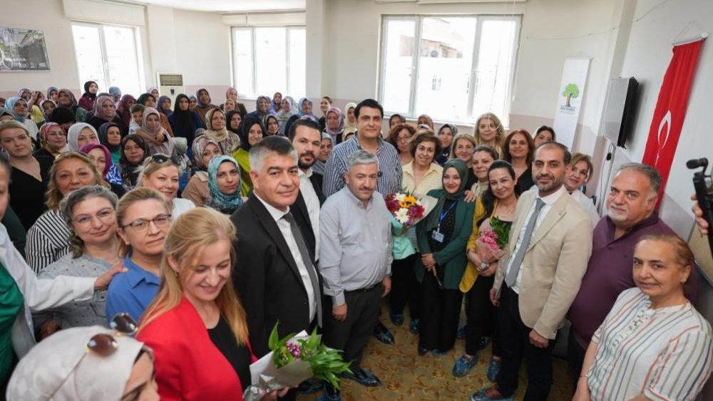 Yılmaz, başarılı kursiyerlere sertifikalarını takdim etti