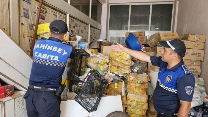 Gaziantep'te bayram öncesi tarihi geçmiş 5 ton şekerleme ele geçirildi